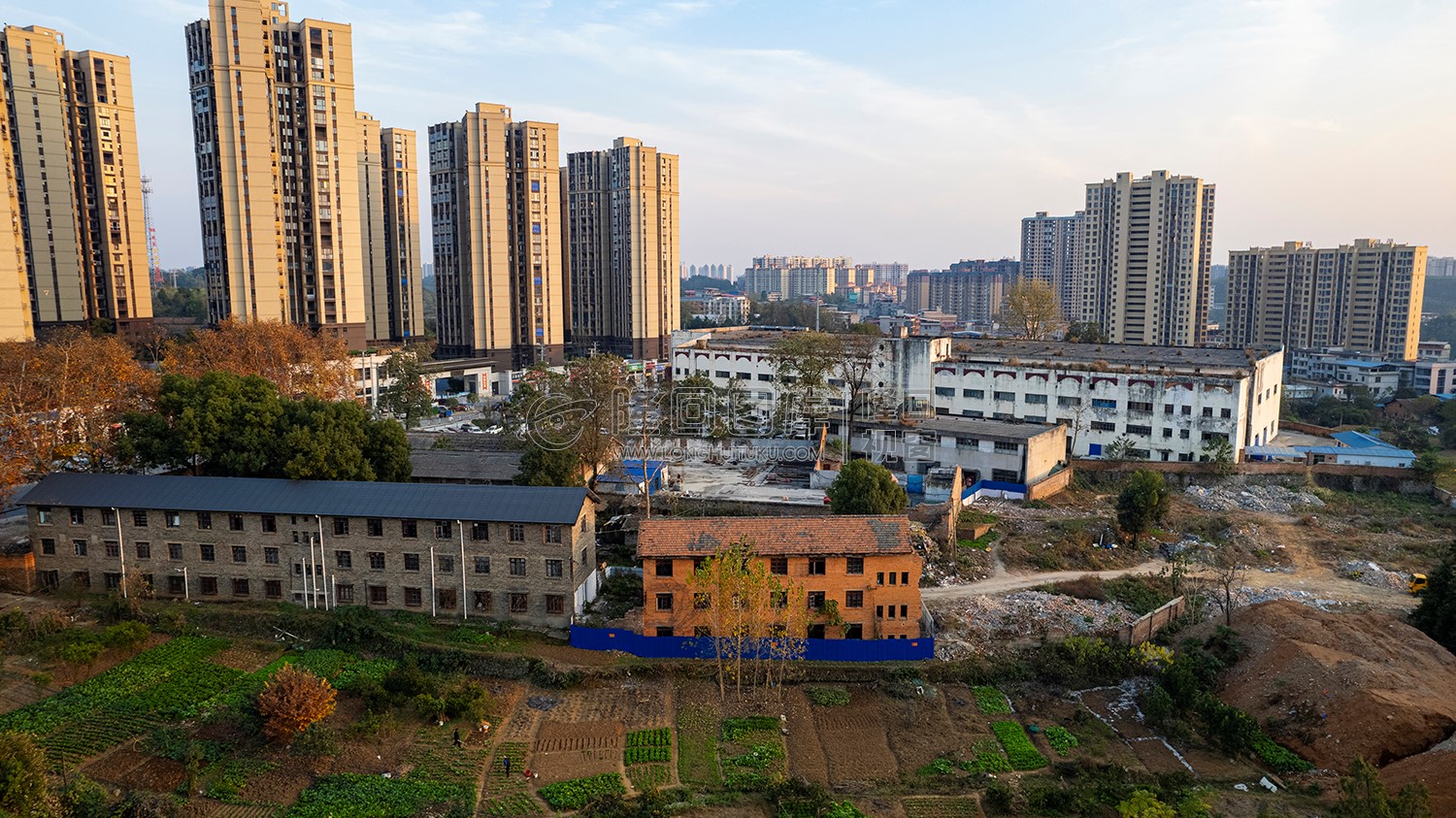 老房子与高楼大厦格格不入