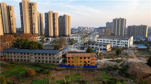 老房子与高楼大厦格格不入