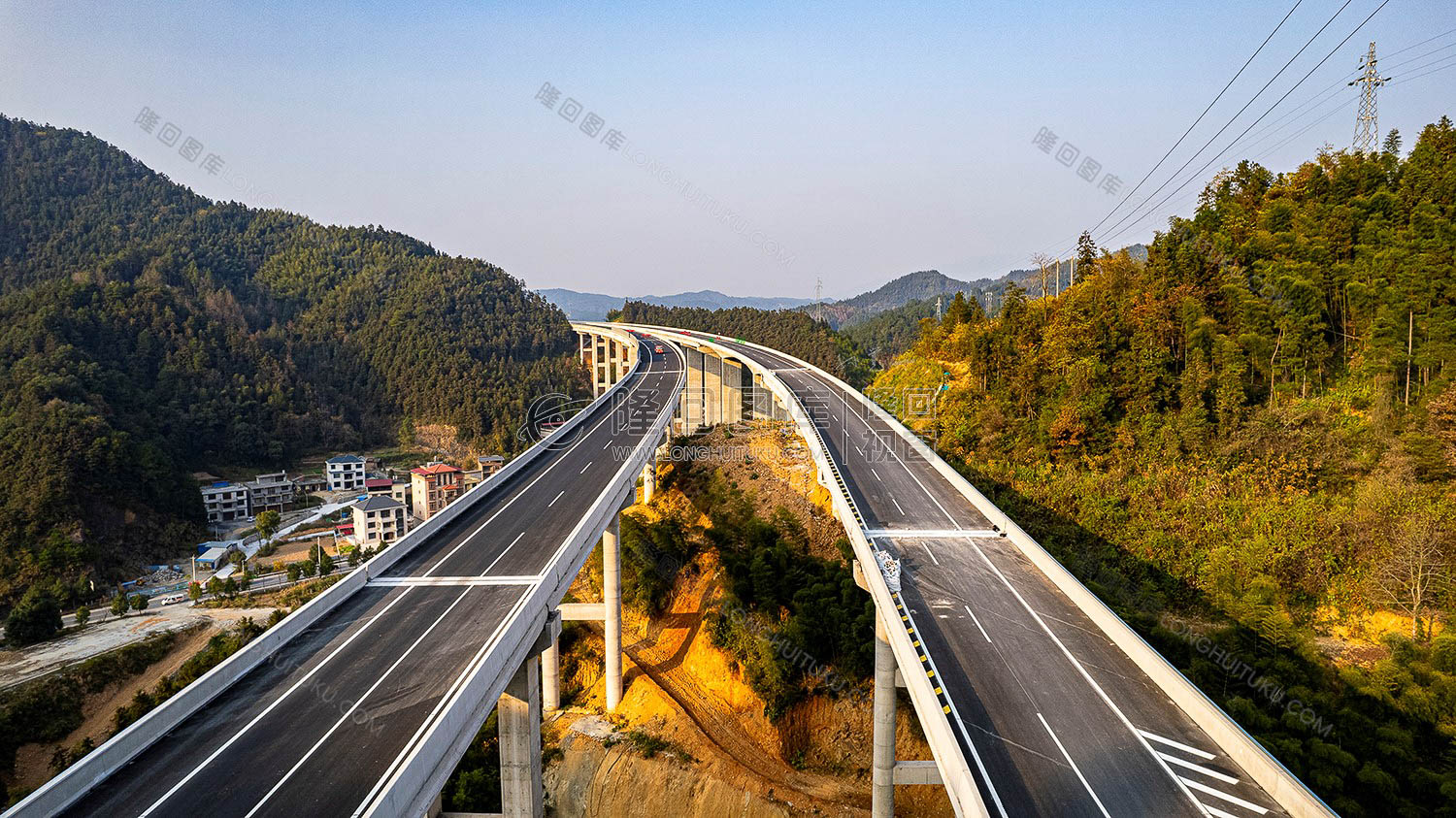 横跨山谷的高架桥