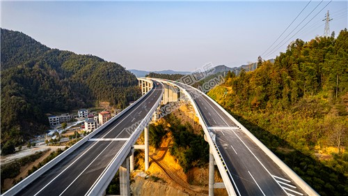 横跨山谷的高架桥