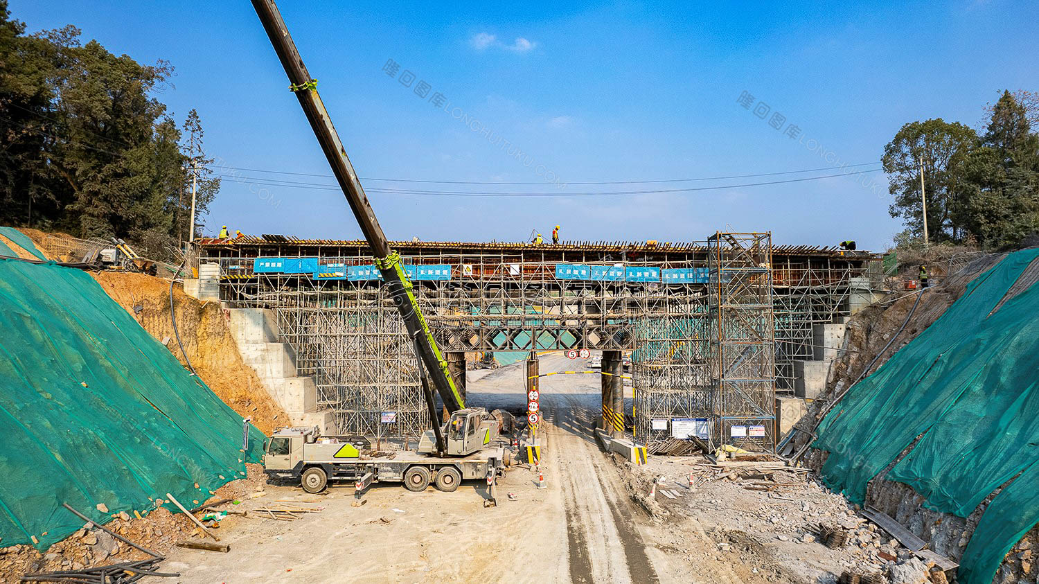 横跨出口处的天桥还在修建中