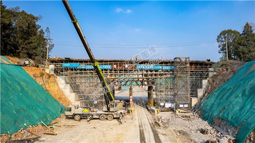 横跨出口处的天桥还在修建中