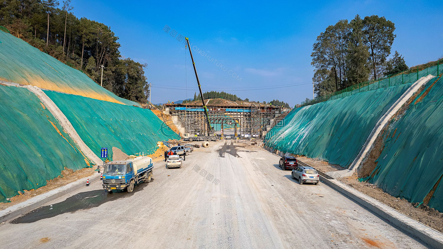 横跨出口处的天桥还在修建中