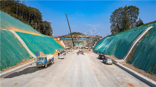 横跨出口处的天桥还在修建中