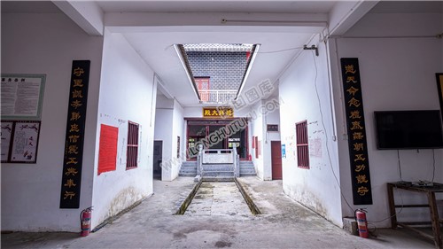 山界清真北寺礼拜大殿前天井