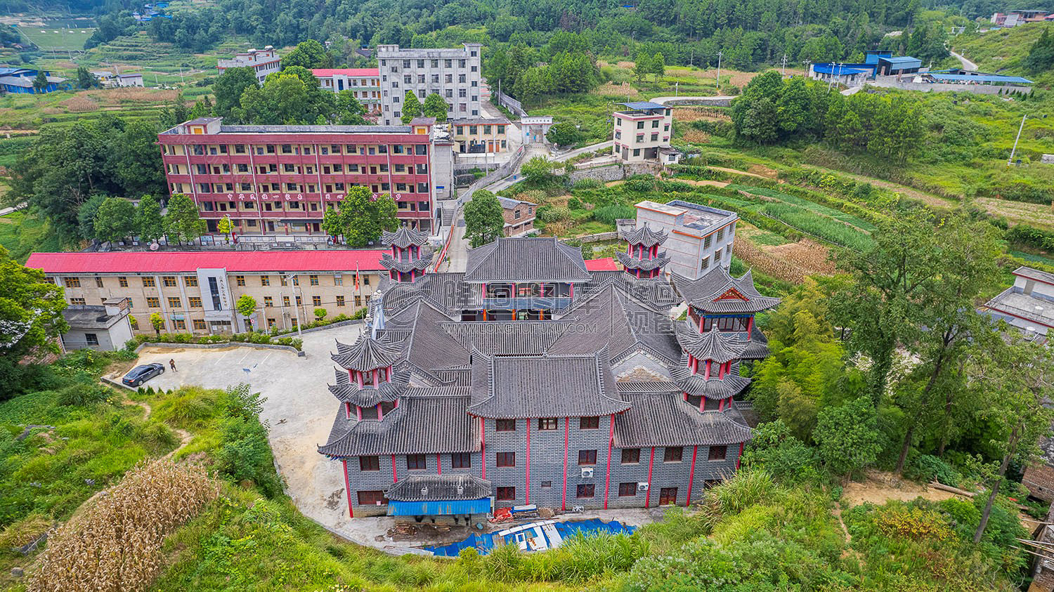 清真寺旁的山界中学