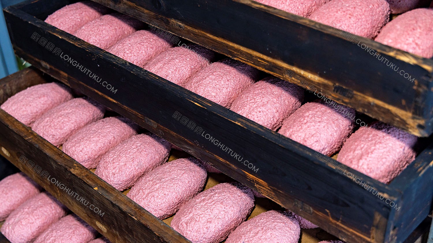 刚制作好的猪血丸子