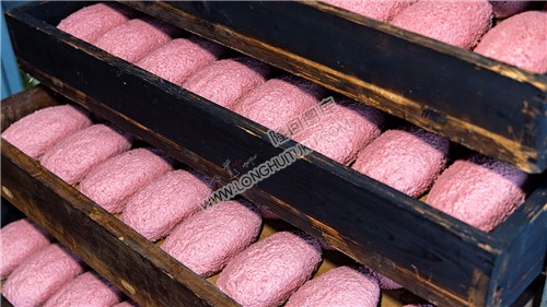 刚制作好的猪血丸子