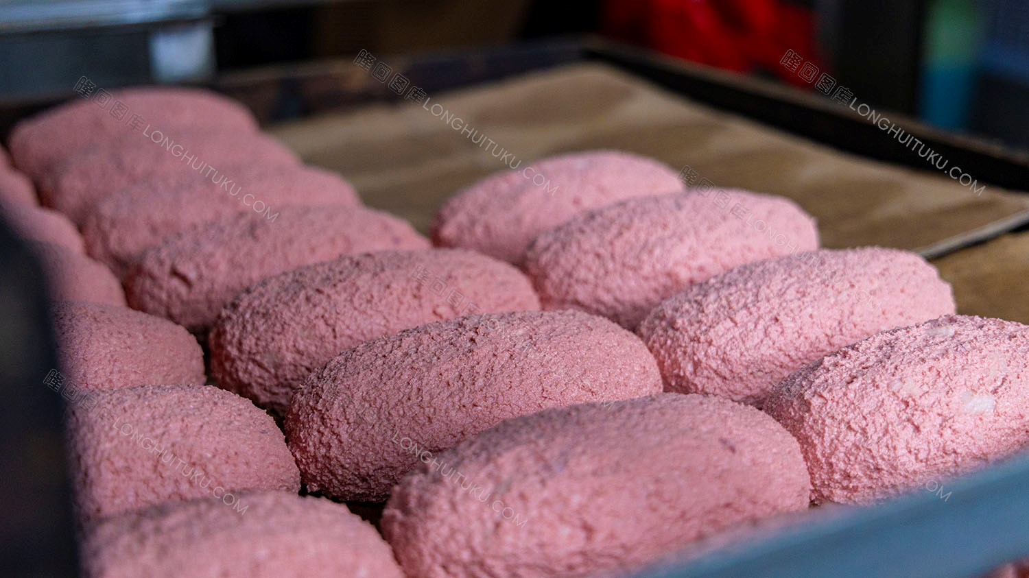 制作完成的猪血丸子等上坑熏