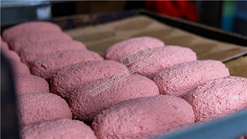 制作完成的猪血丸子等上坑熏