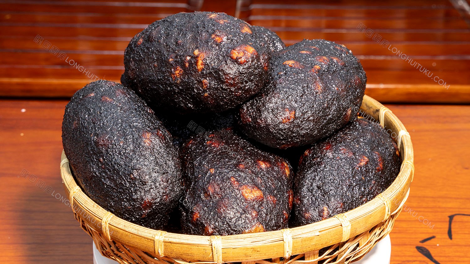 刚出坑的猪血丸子