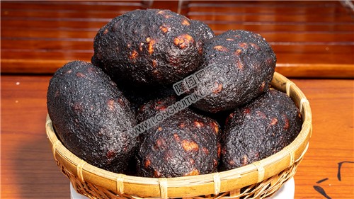 刚出坑的猪血丸子