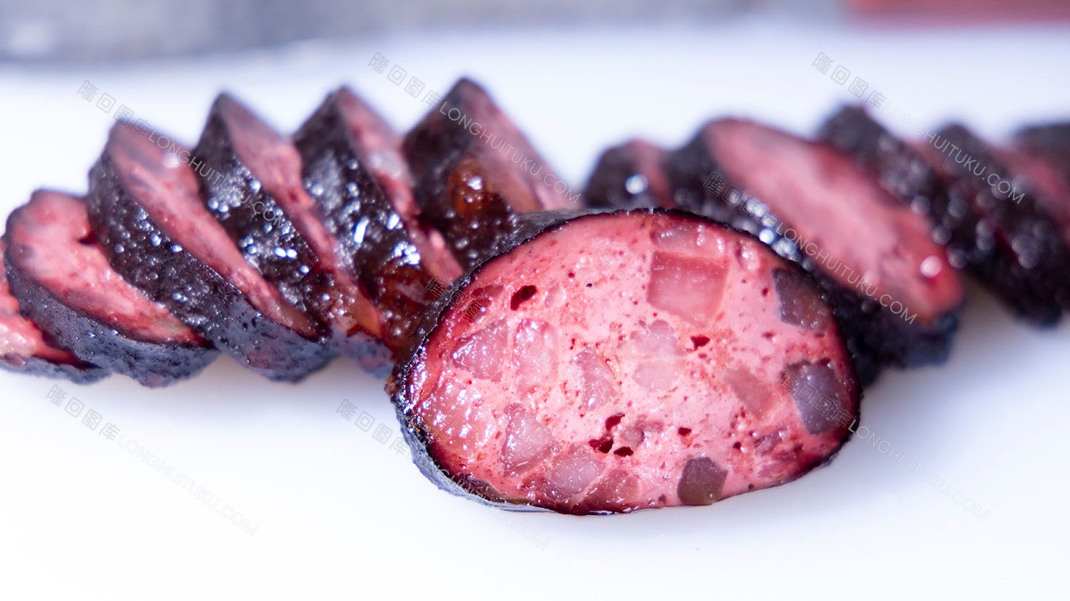 猪血丸子蒸熟后切开展示