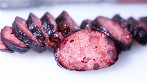 猪血丸子蒸熟后切开展示