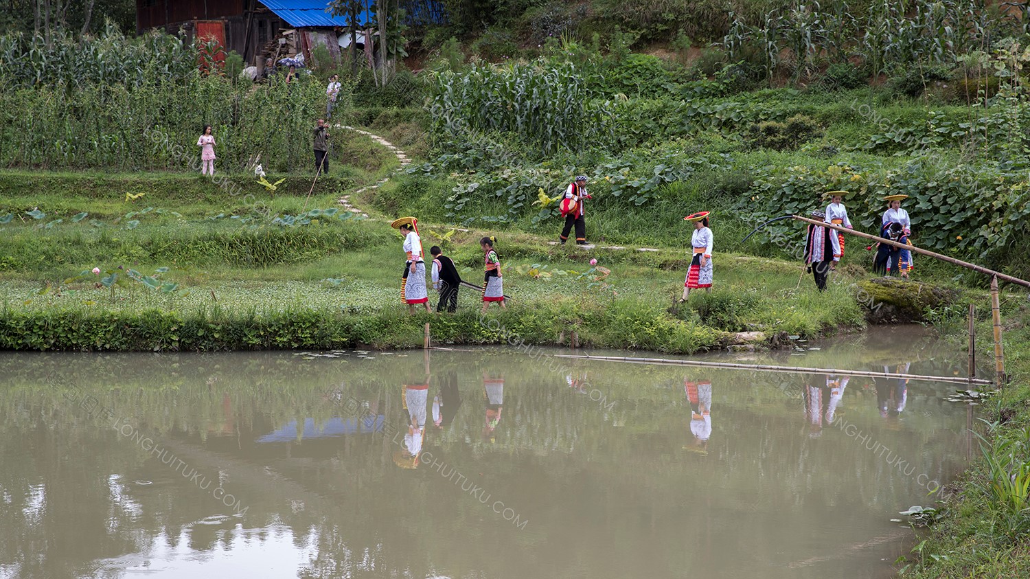 行走在草原村的田埂上