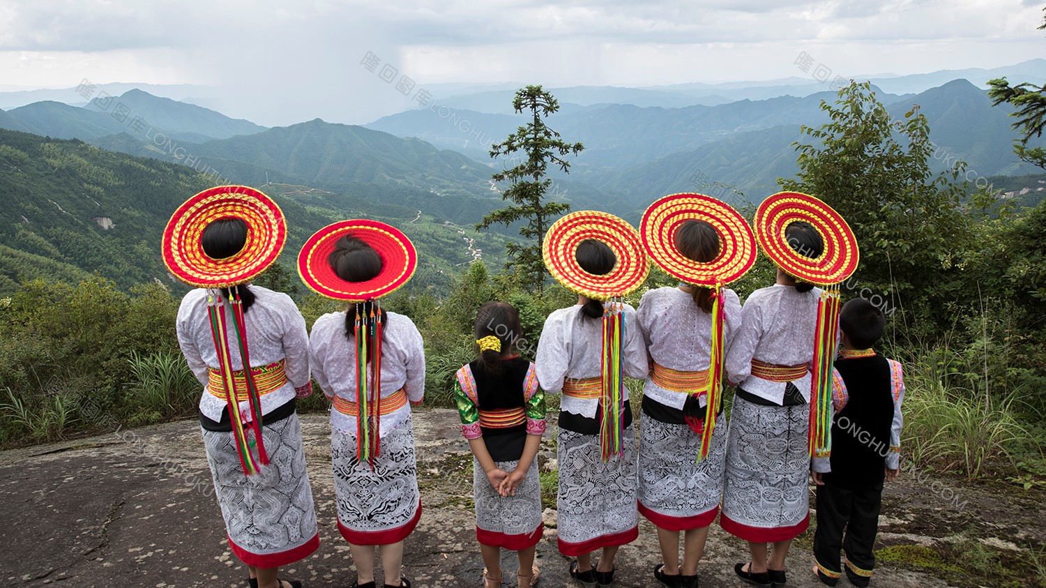 靓丽的花瑶服饰