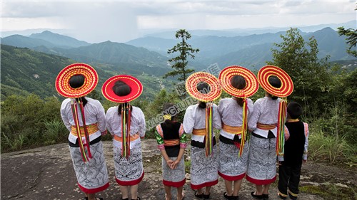 靓丽的花瑶服饰