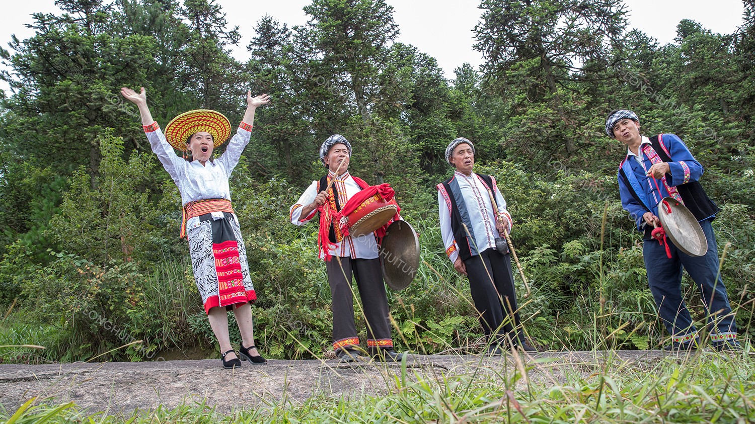 敲锣打鼓唱呜哇山歌