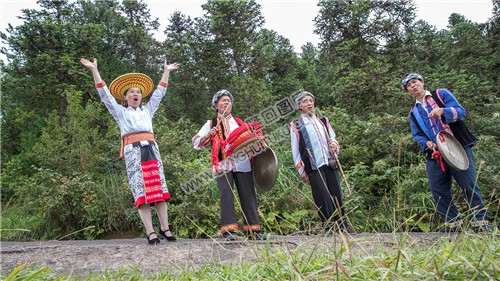 敲锣打鼓唱呜哇山歌