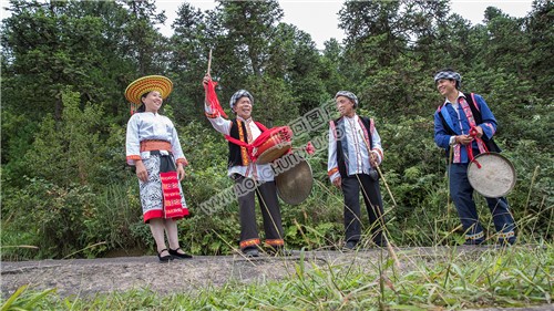 敲锣打鼓唱呜哇山歌