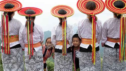花瑶靓丽的服饰与小孩
