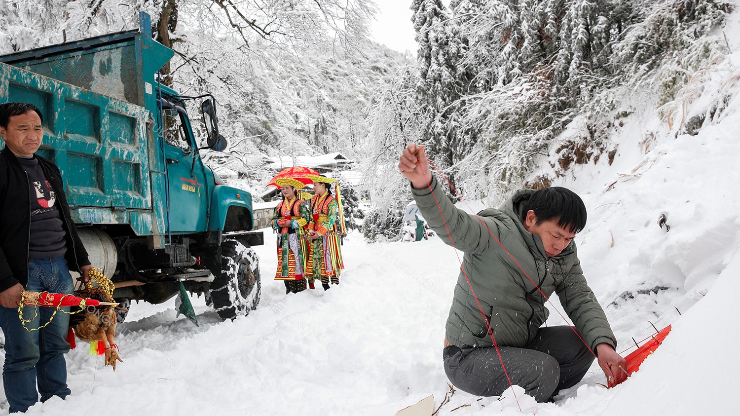 隆回花瑶婚礼 制作“五子飞”棋盘阵