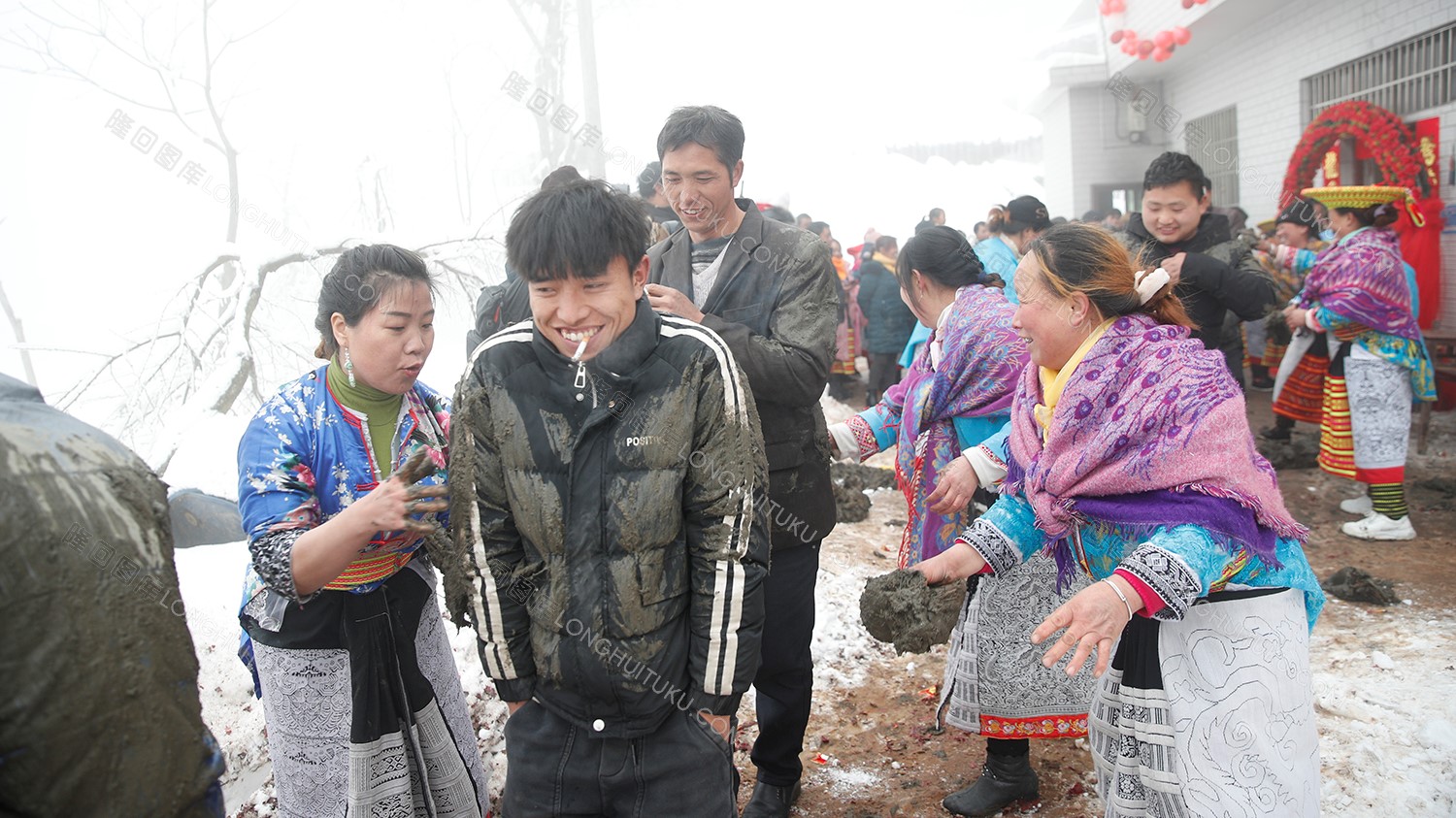 男人们都被涂抹泥巴