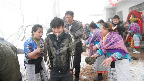 男人们都被涂抹泥巴