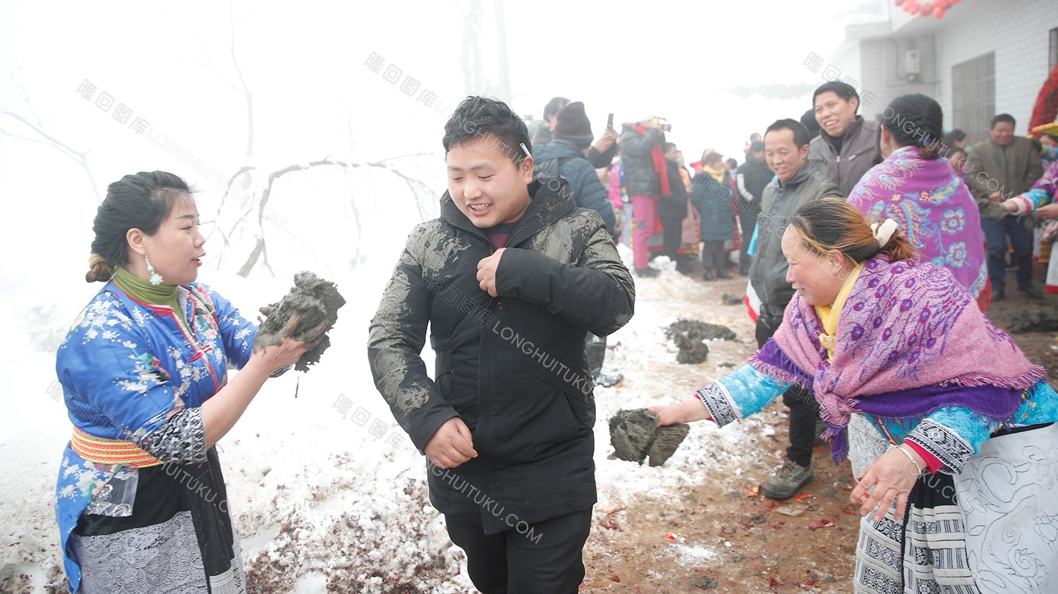 花瑶婚俗涂泥巴