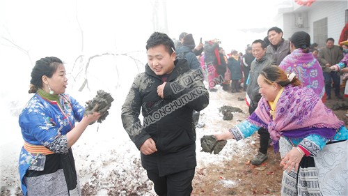 花瑶婚俗涂泥巴