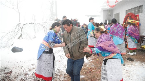 宾客们也被涂抹泥巴