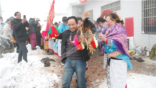 媒人公被花瑶姑娘泥巴涂抹