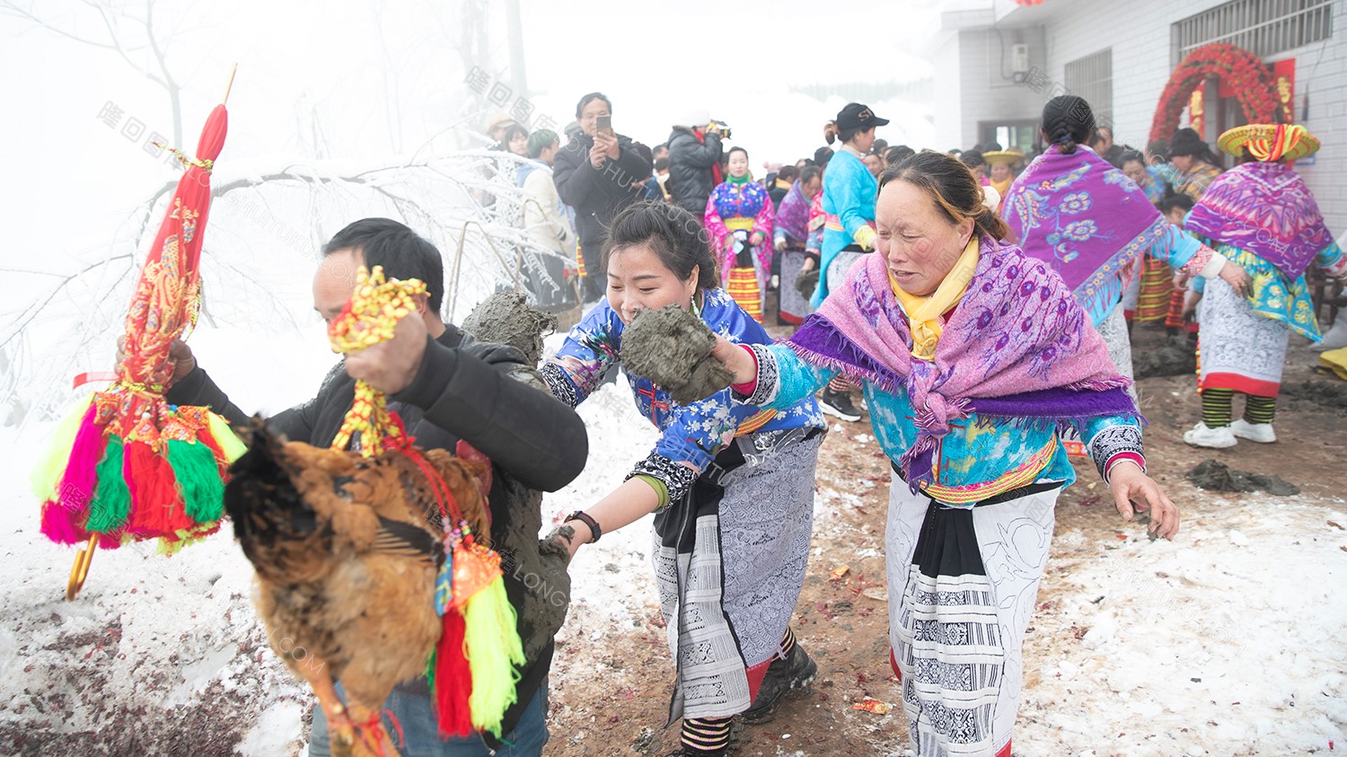 媒人公被花瑶姑娘们用泥巴涂抹
