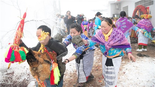 媒人公被花瑶姑娘们用泥巴涂抹