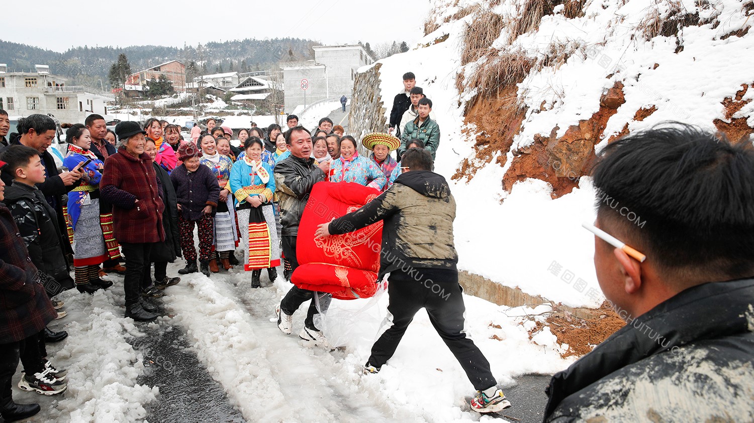水栗凼村雪中喜事，隆回花瑶婚礼