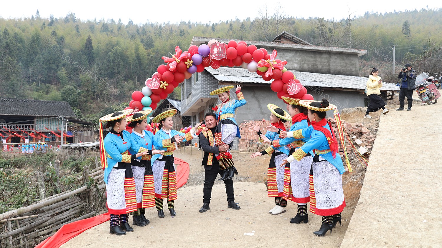 花瑶婚礼，圣洁而又疯狂的结婚仪式