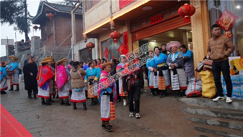 花瑶婚礼，圣洁而又疯狂的结婚仪式