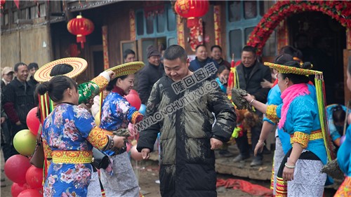 花瑶婚礼，圣洁而又疯狂的结婚仪式