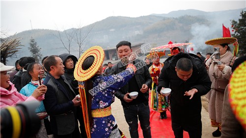 花瑶婚礼，圣洁而又疯狂的结婚仪式