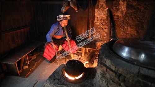 花瑶老人家在厨房烧火