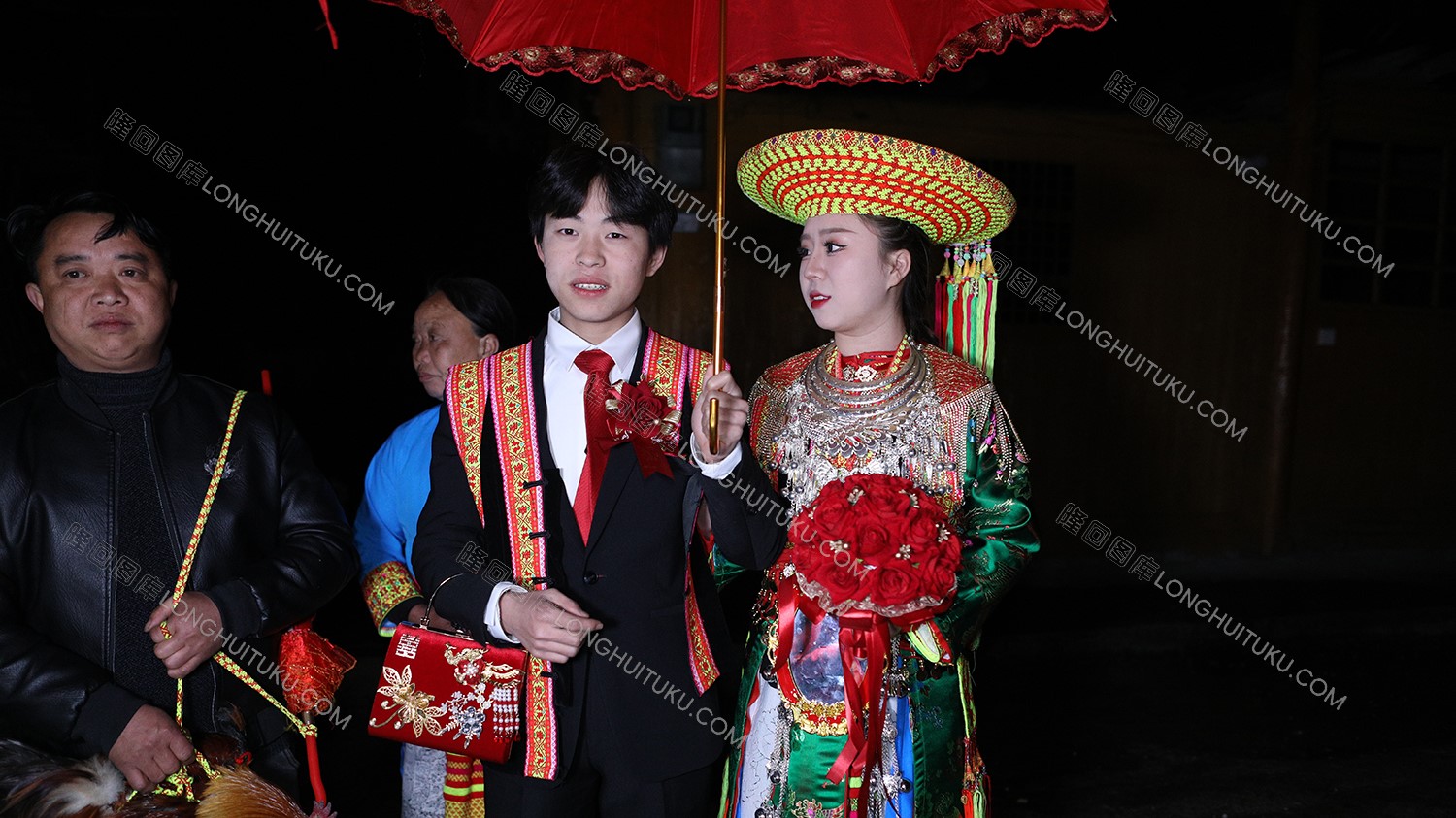 花瑶新娘与新郎