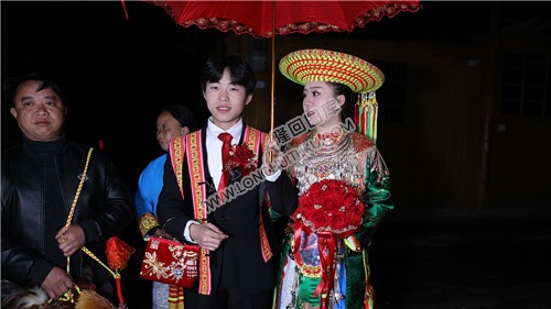 花瑶新娘与新郎