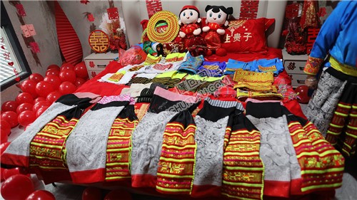 婚房的花瑶服饰