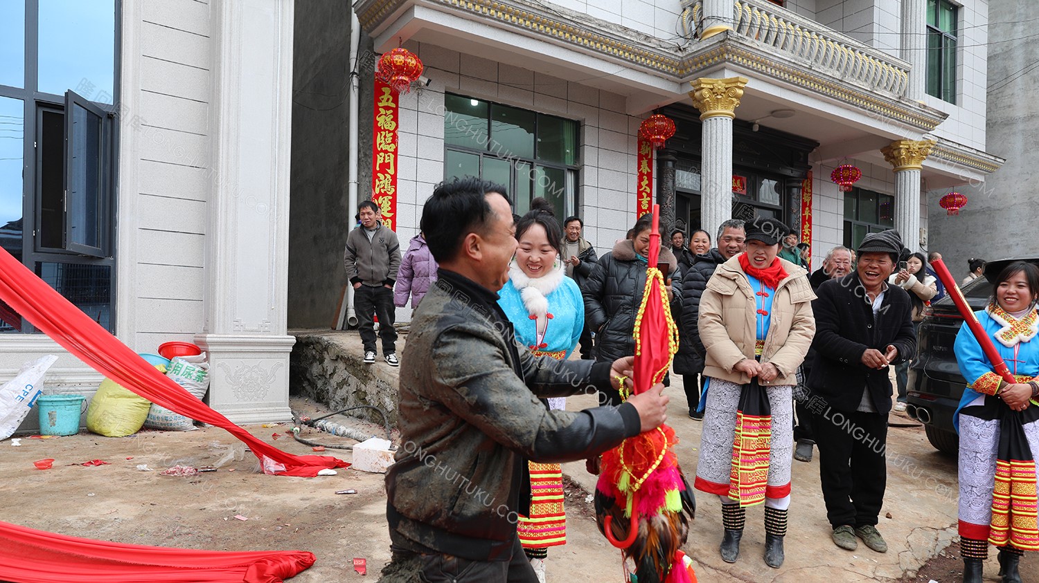 媒人公全身被涂抹了泥巴