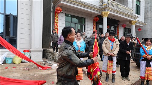 媒人公全身被涂抹了泥巴