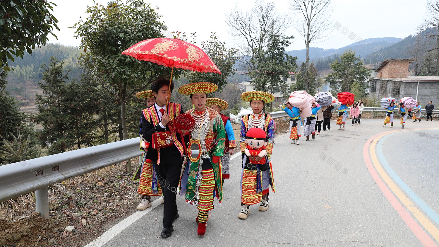 新郎新娘与接亲队伍