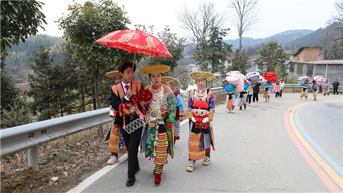新郎新娘与接亲队伍