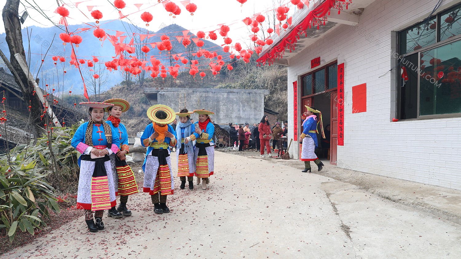 盛装出席的花瑶姑娘