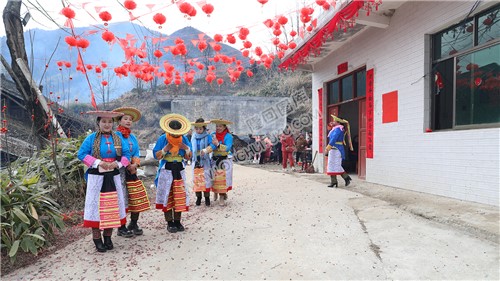 盛装出席的花瑶姑娘