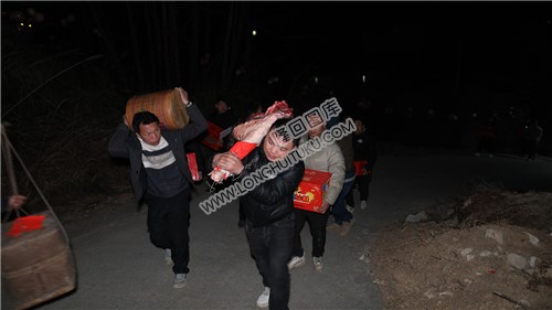 扛着鞭炮与猪肉接新娘